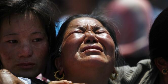 Les membres de la famille d'un guide népalais, lors de l'enterrement d'un des sherpas lundi 21 avril. 
