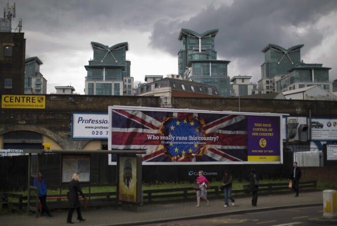 Qui dirige vraiment ce pays?», demande cette affiche de UKIP, placardée à Londres.