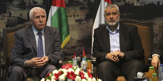 Le premier ministre de Gaza, et dirigeant du Hamas, Ismaël Haniyeh (à droite) et Azzam Al-Ahmad, à la tête de la délégation de l'OLP, le 22 avril à Gaza.  