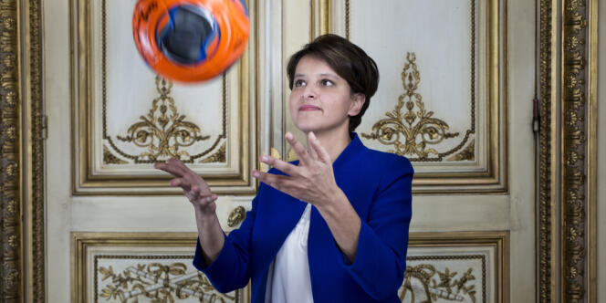Najat Vallaud-Belkacem, ministre des droits des femmes, de la ville, de la jeunesse et des sports, dans son bureau, à Paris, le 22 avril.