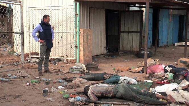 Toby Lanzer,  responsable onusien des opérations humanitaires au Soudan du Sud, sur un site de massacres, le 22 avril à Bentiu.