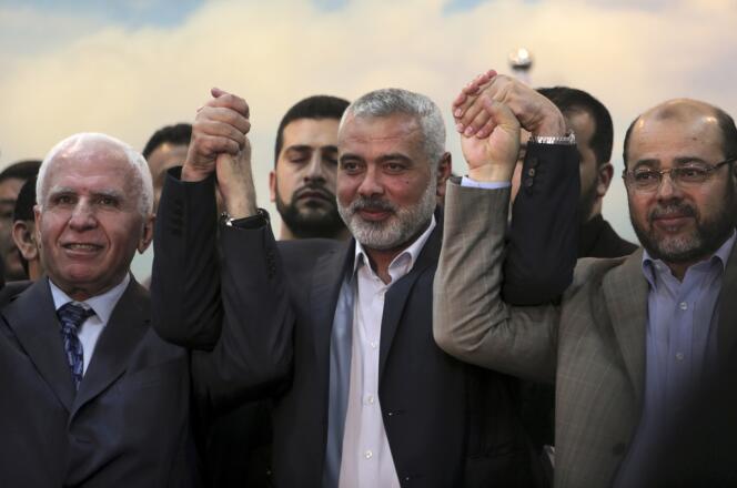 Azzam Al-Ahmad, représentant du Fatah, Ismaël Haniyeh, premier ministre de la bande de Gaza, et Moussa Abou Marzouk, numéro 2 du Hamas, annoncent à Gaza, le 23 avril, leur réconciliation politique.
