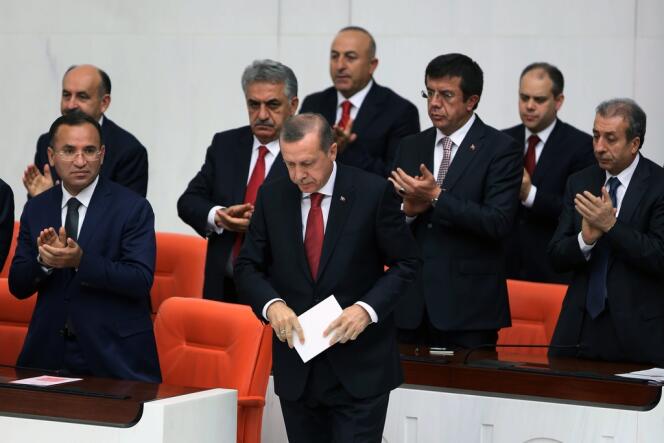 Le premier ministre turc, Recep Tayyip Erdogan, mercredi 23 avril, au Parlement, à Ankara.