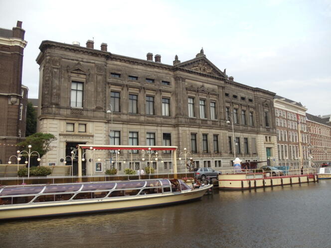 La façade du Musée Allard Pierson d'Amsterdam (Pays-Bas).