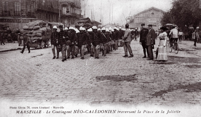Le contingent néo-calédonien traversant la place de la Joliette, à Marseille, le 26 juin 1915. 