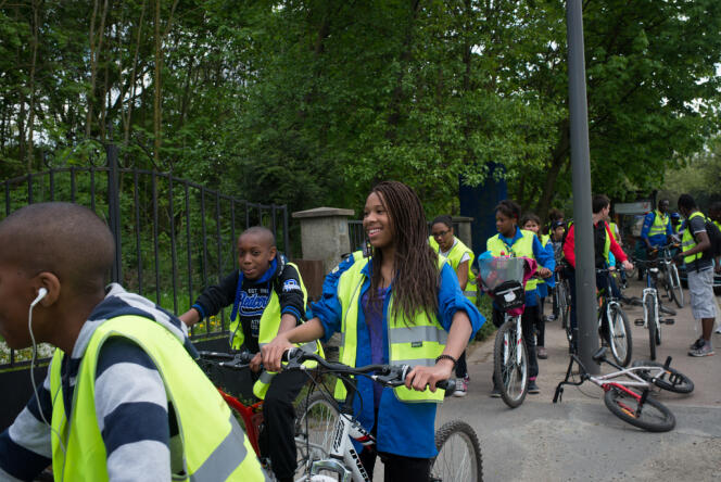 40 kilomètres de randonnée à vélo pour ce groupe de jeunes de Saint-Denis et La Courneuve, qui, pour certains, font leur première sortie avec les scouts. Une adolescente a même appris seulement la veille à pédaler. 