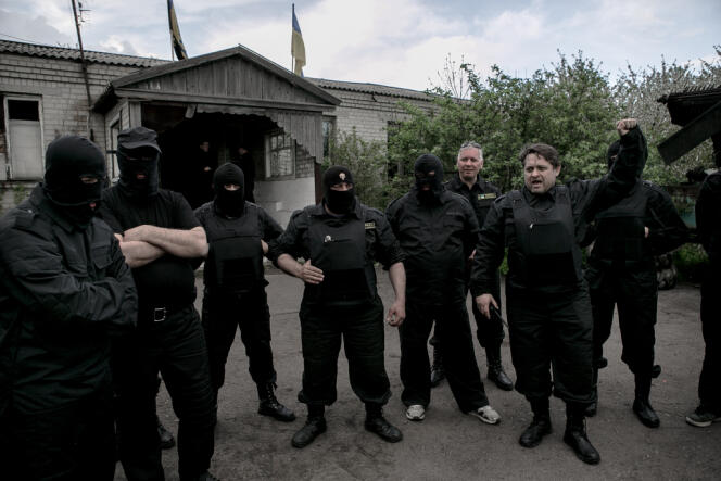 Des milices pro-ukrainiennes habillées en noir dans la région de Donetsk.