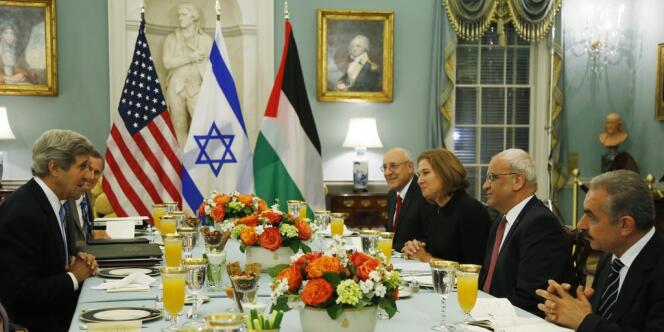 John Kerry avec Tzipi Livni, la négociatrice israélienne et Saeb Erekat, le négociateur palestinien, le 29 juillet 2013.