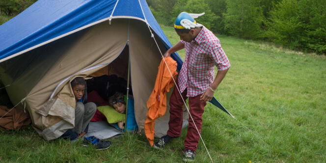 Les Scouts et Guides de France ont campé du 22 au 24 avril près d'Ermenonville (Oise). Après la randonnée cycliste, il faut monter les tentes, sous la pluie. Certains chefs et cheftaines, embarqués depuis peu dans l'aventure, sont presque aussi novices que les enfants. 