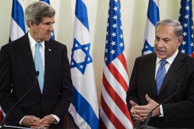 Le secrétaire d'Etat américain John Kerry, et le premier ministre israélien, Benyamin Nétaniahou, lors d'une conférence de presse le 2 janvier à Jérusalem.