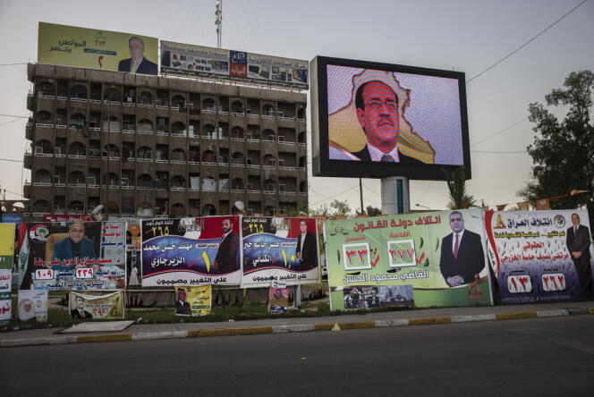 Portrait de Nouri Al-Maliki sur écran géant, dans une rue de Bagdad, le 28 avril.