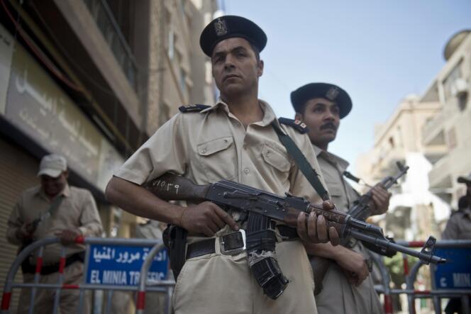 Forces de sécurité égyptiennes aux abords du tribunal de Minyeh, lundi 28 avril.