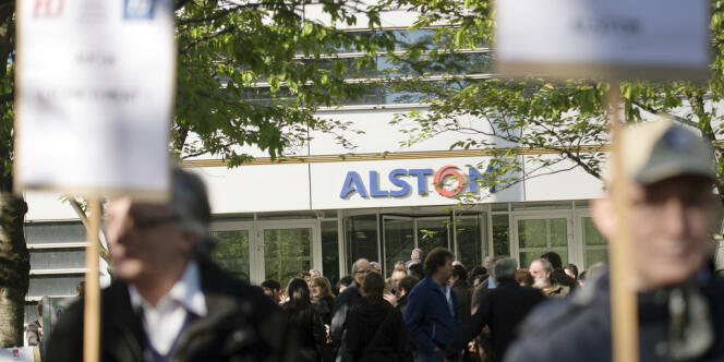 Manifestation de salariés d'Alstom devant le siège de l'entreprise à Saint-Ouen, le 29 avril.