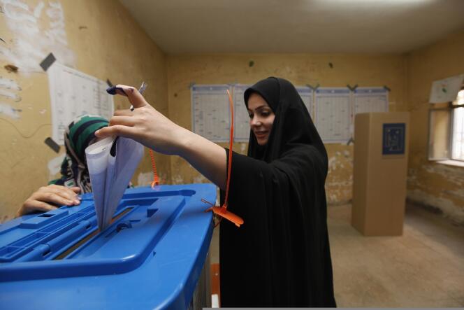 Une femme vote lors des élections législatives à Bagdad, le 30 avril 2014.