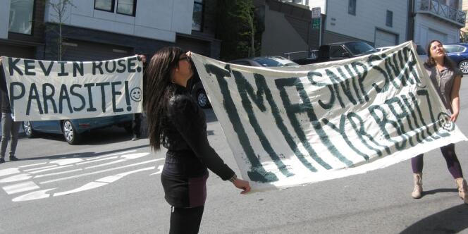 Des membres de The Counterforce manifestent à San Francisco, devant la maison de Kevin Rose, le 6 avril.