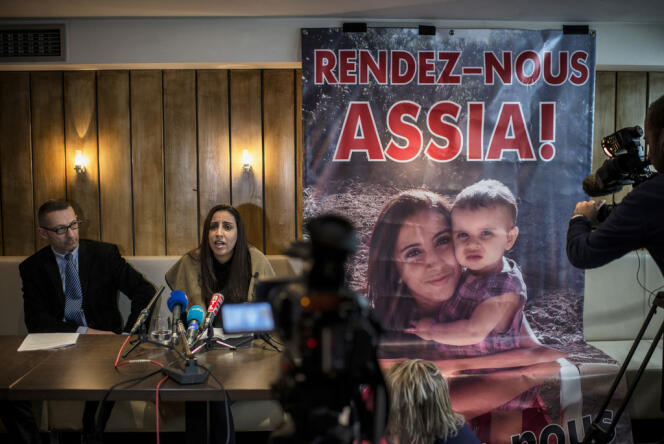 Lyon, le 22 mars 2014. Mériam Rhaiem et son avocat, Me Gabriel Versini-Bullara donnent une conférence de presse pour que l'Etat français reconnaisse le statut d'otage pour Assia, sa fille de 2 ans, enlevée par son père mi-octobre 2013.