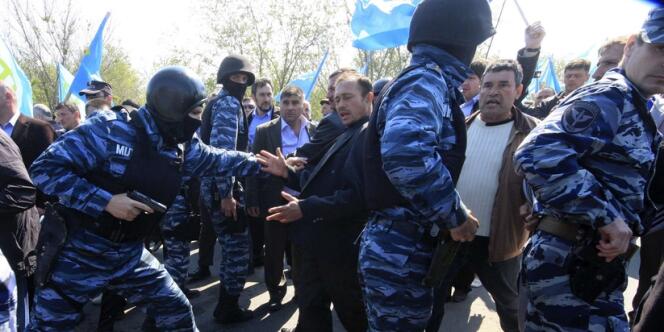 Des heurts ont éclaté samedi entre des policiers antiémeutes et plus de 2 000 Tatars alors qu'ils se rendaient à la ligne de démarcation avec l'Ukraine pour accueillir leur leader, interdit d'accès en Crimée.