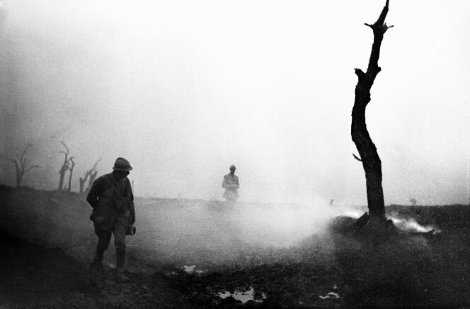 Octobre 1917, secteur de Verdun. Soldats passant près d’un arbre brûlé et de sa fumée. © Frantz Adam/AFP