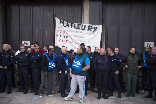 Des évacuations manu militari ont eu lieu dans certaines des prisons concernées par le mouvement de mardi matin, comme à Fleury-Mérog