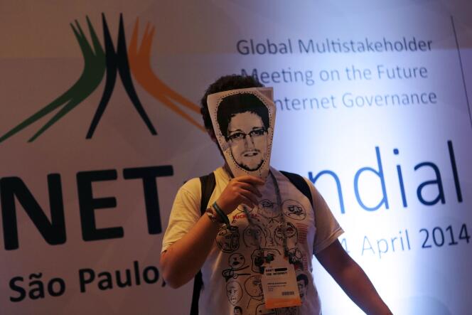 Au sommet NETmundial à Sao Paulo le 23 avril, un homme porte un masque d'Edward Snowden. Le forum a condamné l'espionnage sur le Web.