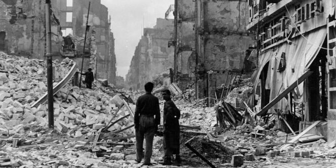 A partir de 1942, les Américains bombardent de jour et les Britanniques de nuit. La propagande de Vichy s'en donne à cœur joie.