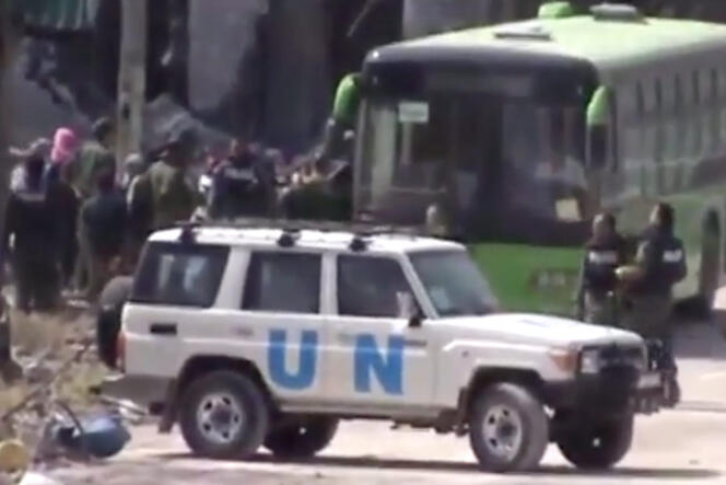 Capture d’écran d’une vidéo de l’évacuation des rebelles, le 7 mai 2014, de la vieille ville d’Homs.