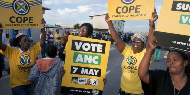 Partisans de l'ANC autour d'un bureau de vote près du Cap le 7 mai.