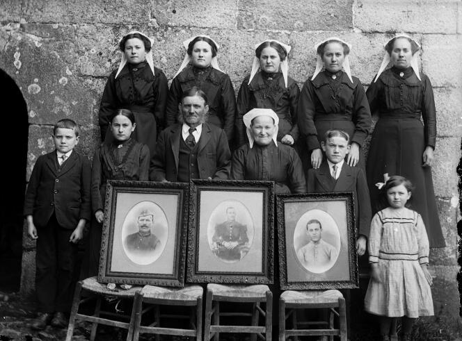 Une famille expose les portraits de ses soldats, à Plouaret (Côtes-d'Amor), vers 1920. 