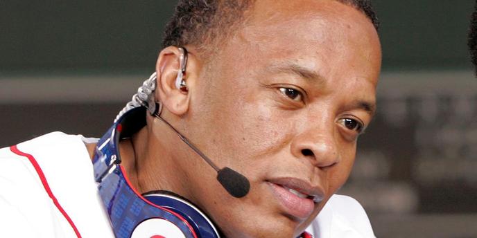 Selon plusieurs médias américains, le groupe à la pomme serait en passe de racheter la société du rappeur Dr. Dre, qui a récemment lancé un service de musique en diffusion en flux.