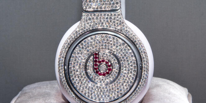 Un modèle d'écouteurs coproduit par Beats et le diamantaire Graff, présenté à New York en janvier 2014. 