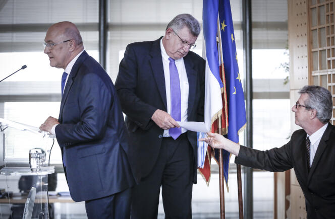 Michel Sapin, le ministre des finances (à gauche), et Christian Eckert, le secrétaire d’Etat chargé du budget (au centre), à Bercy, le 23 avril.
