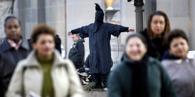 Un militant des droits de l'homme manifestant contre les actes de torture par l'armée américaine, en février 2005 à Washington.