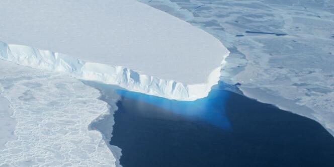 Le glacier Thwaites fait partie des grands glaciers de l'Ouest de l'Antarctique menacés, qui contiennent assez d'eau pour faire monter les océans d'un mètre et dont la fonte s'accélère.