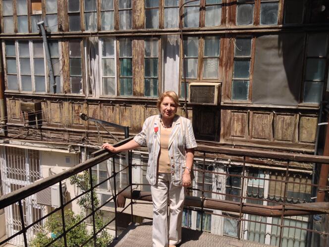 Leyla Yunus devant son domicile à Bakou, dimanche 11 mai.
