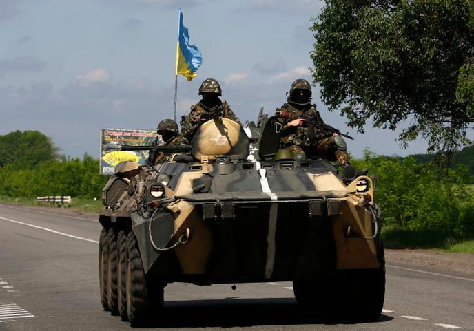 Char Qui Ecrase Une Voiture Ukraine Ukraine : Moscou prône le dialogue malgré les combats meurtriers
