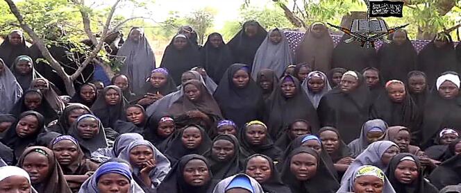 Une partie des 200 lycéennes enlevées par Boko Haram, filmées par le groupe terroriste dans une vidéo transmise le 12 mai (capture d'écran). 