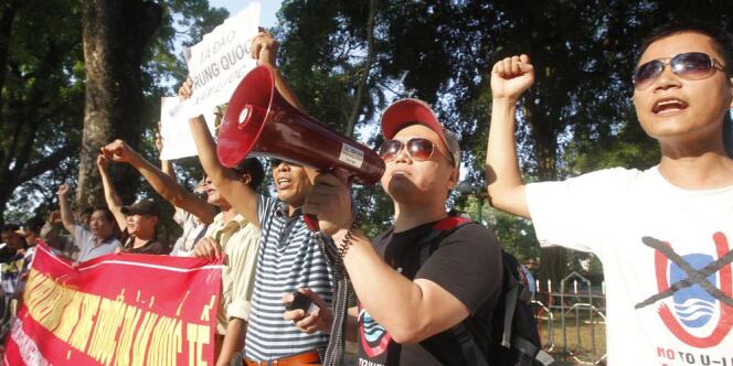 Des manifestants vietnamiens protestant contre le déploiement par Pékin d'une plateforme de forage pétrolier dans des eaux contestées ont mis le feu à des usines d'entreprises chinoises.