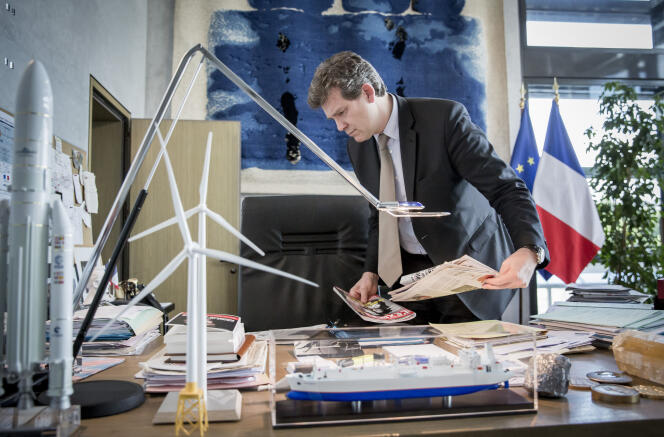 Arnaud Montebourg, ministre de l’économie, dans son bureau à Bercy, le 14 mai.