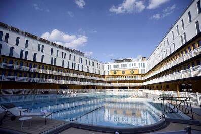 La piscine Molitor, avant sa réouverture le 18 mai 2014, à Paris.