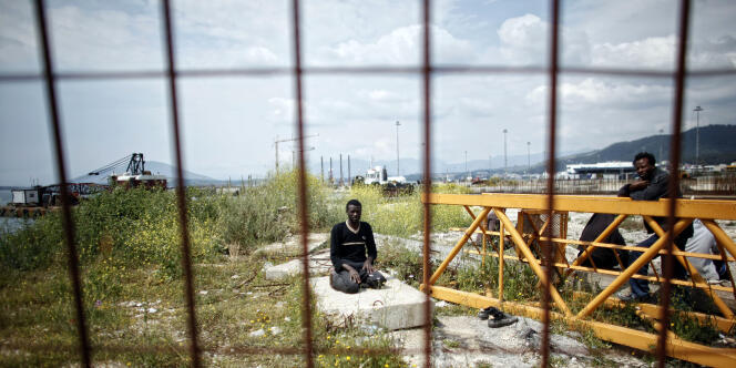 Des migrants dans le port d'Igoumenitsa, en Grèce.