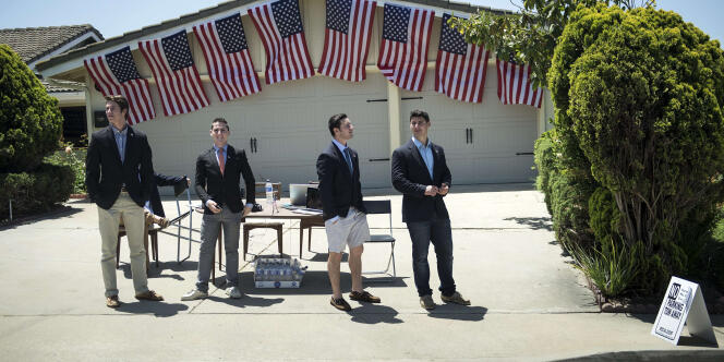 Des jeunes Américains attendent le cortège du président Barack Obama, le 8 mai, à La Jolla, en Californie.