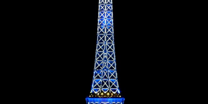 La Tour Eiffel aux couleurs de l'Europe lors de la présidence française du Conseil de l'Union européenne, de juillet à décembre 2008. 