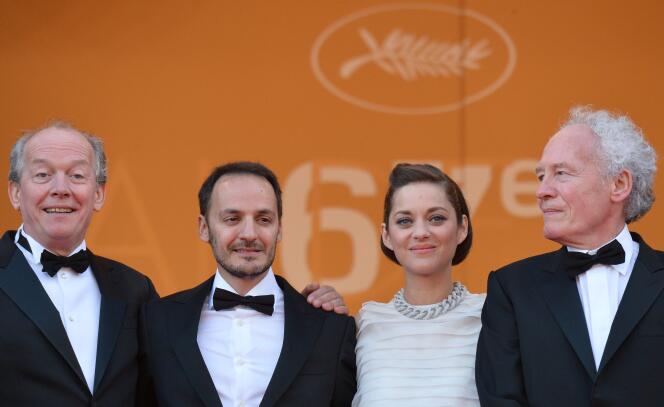 De gauche à droite : Luc Dardenne, Fabrizio Rongione, Marion Cotillard et Jean-Pierre Dardenne lors de la montée des marches pour le film 