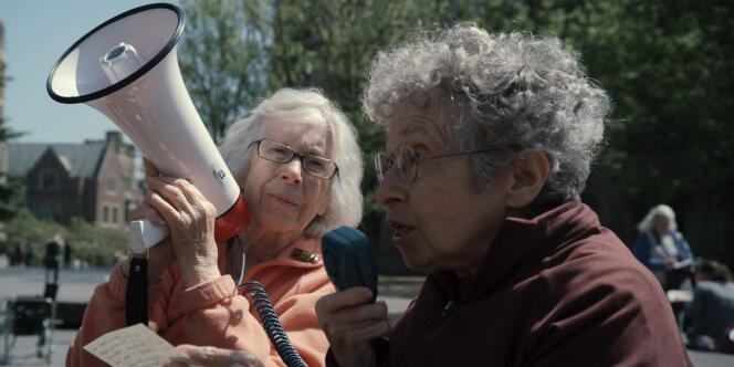 Avec leurs déambulateurs à moteur, Shirley et Hinda, deux vieilles dames courageuses de 90 ans, posent la question brûlante : comment sortons-nous de cette crise ?