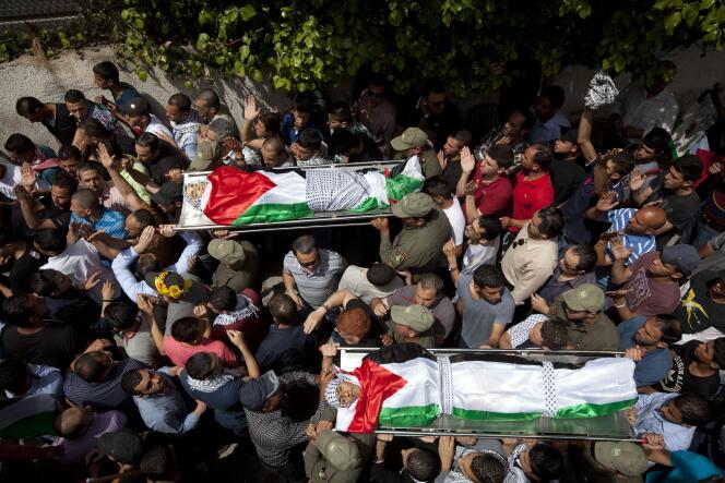 Des Palestiniens transportent les corps de Mohammed Abou Thahr et Nadim Nuwara, le 16 mai à Ramallah.