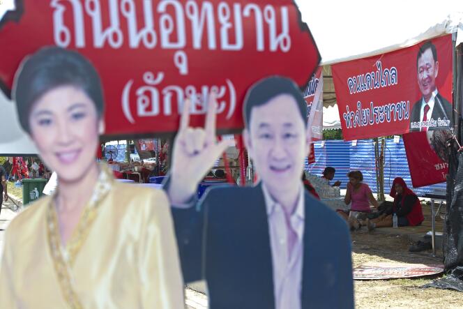 Figurines en carton de Yingluck et Thaskin Shinawatra dans un camp de 
