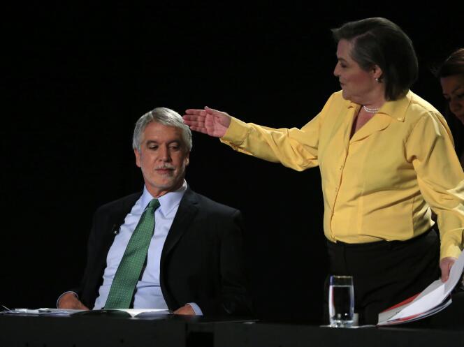 Enrique Penalosa et Clara Lopez, le 22 mai à Bogota lors d'un débat télévisé.