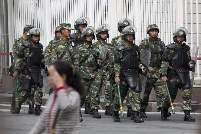 Patrouille chinoise à Urumqi, vendredi 23 mai.