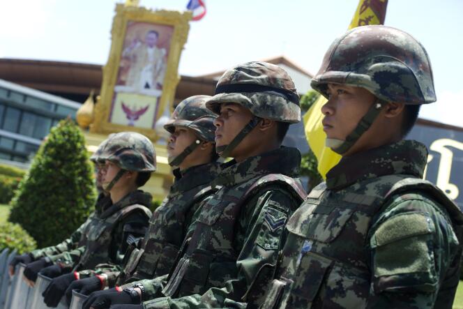Soldats thaïlandais devant le portrait du roi, vendredi 23 mai à Bangkok.