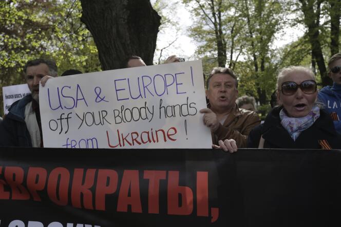 Manifestation devant l'ambassade d'Ukraine à Riga, le 8 mai pour protester contre le gouvernement de Kiev.